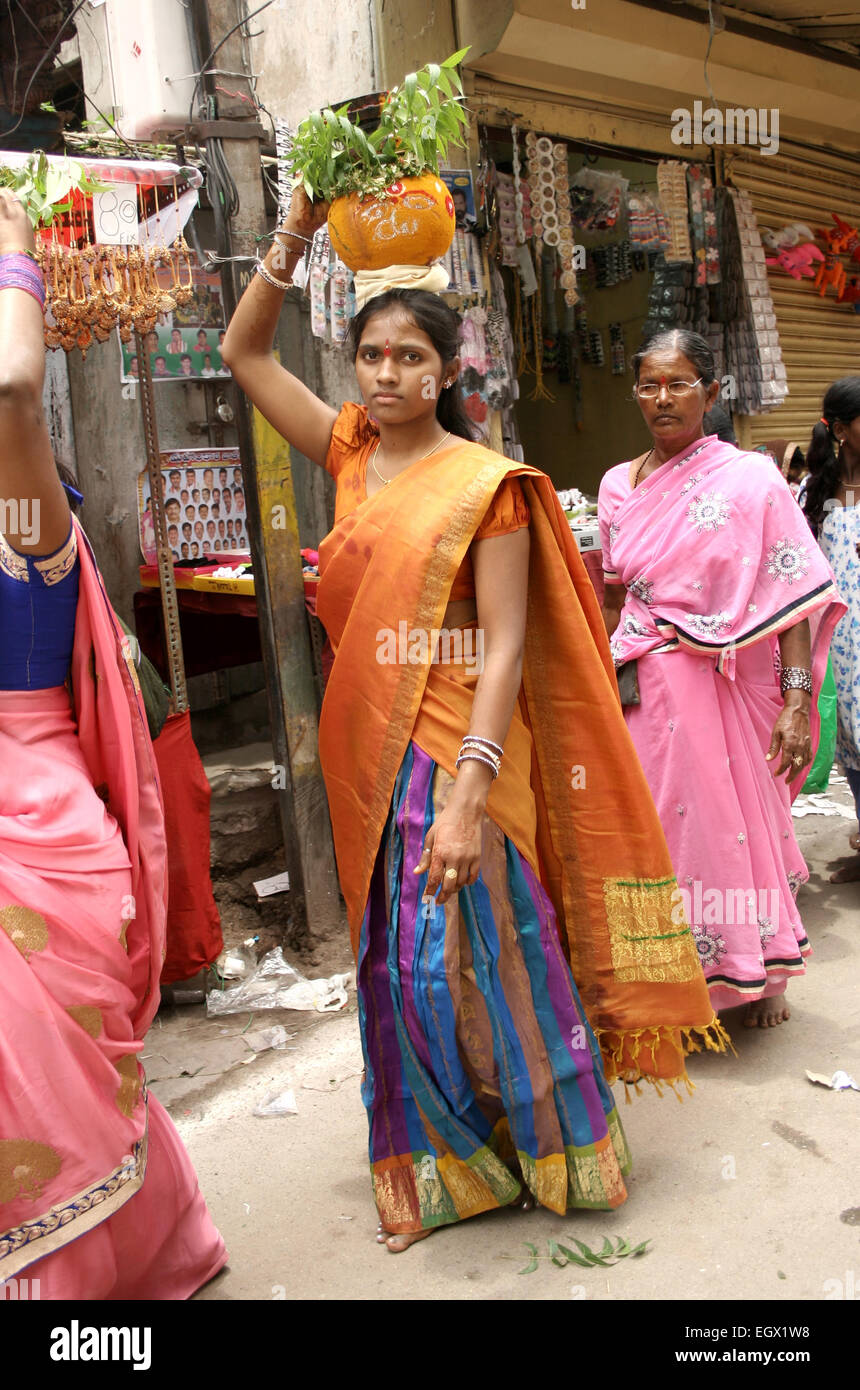 Le donne indiane portano bonam Bonalu durante un festival indù vicino tempio Mahakali in Hyderabad, India su luglio 28,2013. Foto Stock
