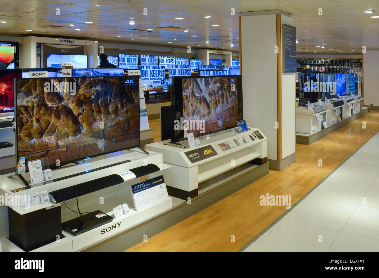 Interno di John Lewis Department Store in Oxford Street dipartimento televisivo West End di Londra Inghilterra REGNO UNITO Foto Stock