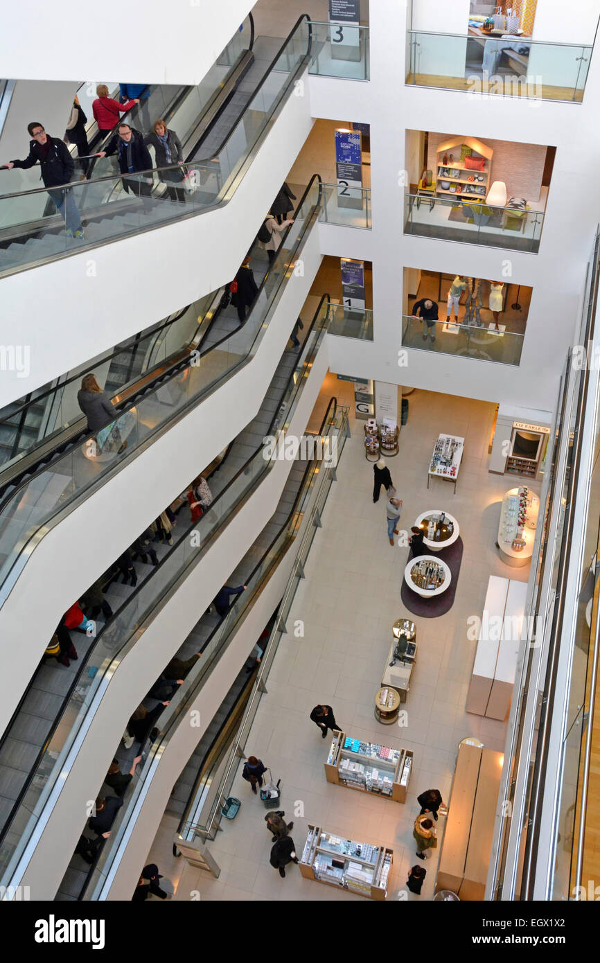Interno di John Lewis Oxford Street department store di uno dei sistemi di escalator West End di Londra Inghilterra REGNO UNITO Foto Stock