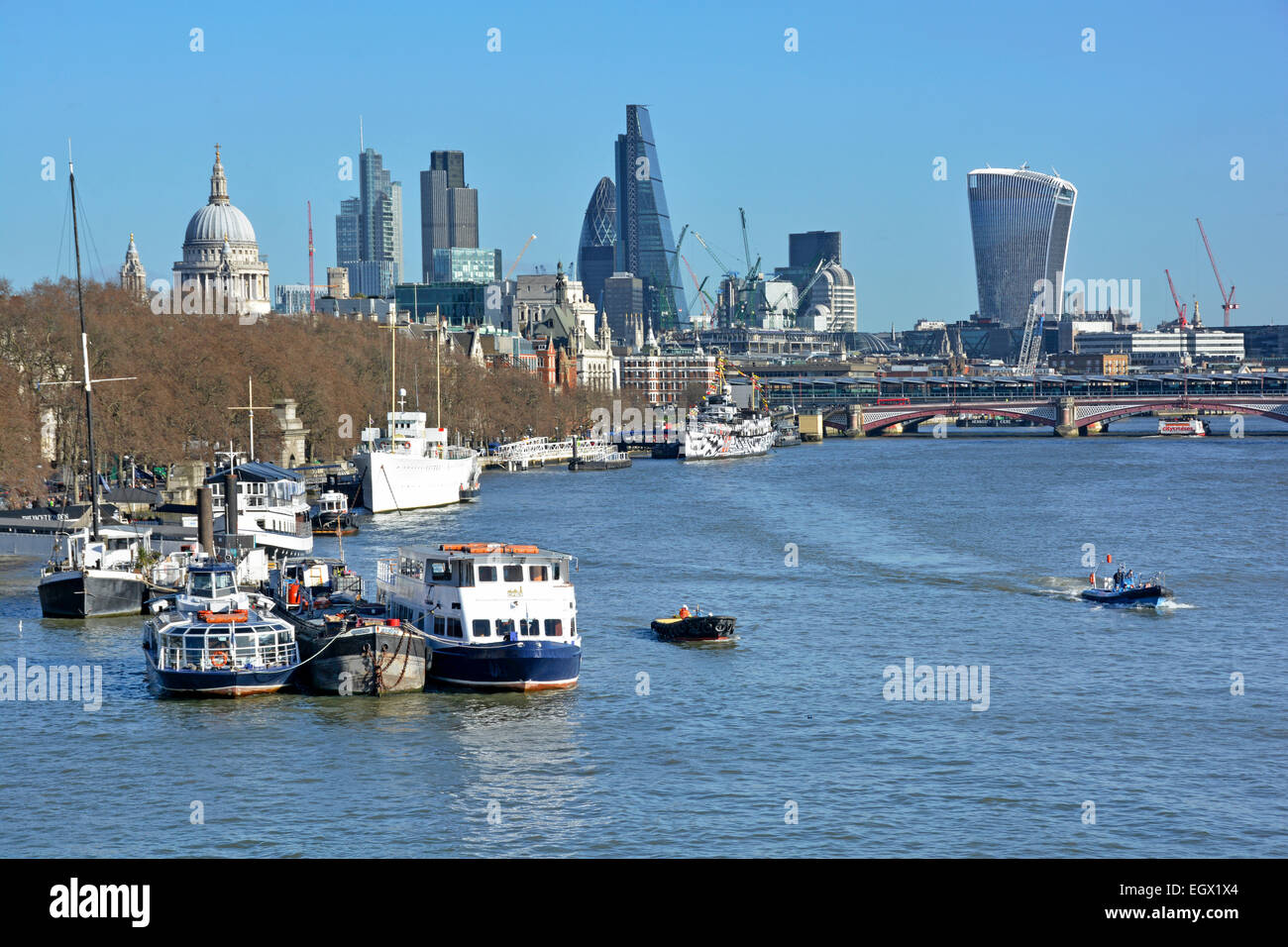 Il fiume Tamigi e la City of London skyline cityscape con diversi edificio moderno aggiunte Foto Stock