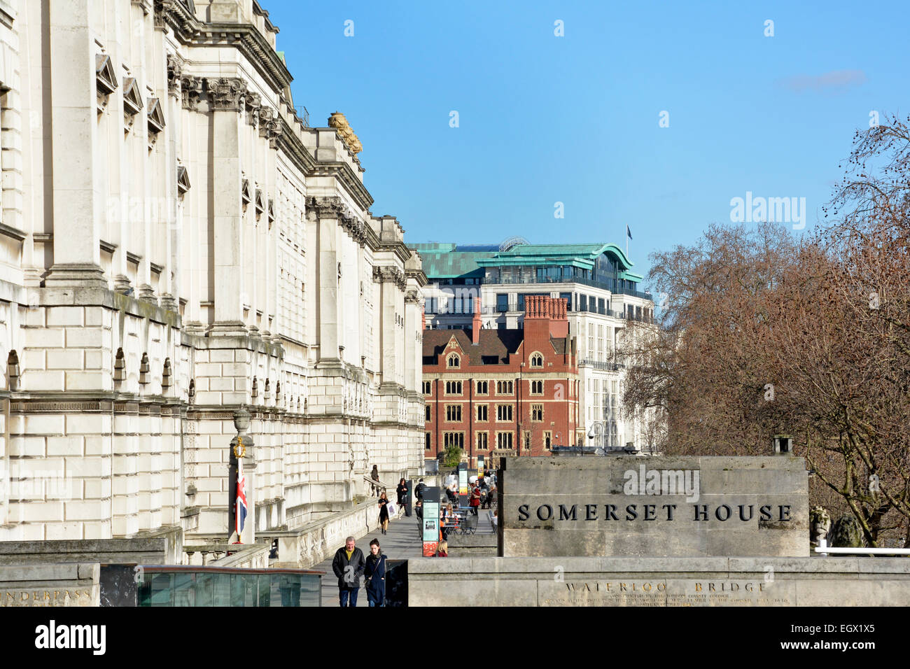 La Somerset House elevazione del sud e terrazza che si affaccia sul Fiume Tamigi visto da Waterloo Bridge England Regno Unito Foto Stock