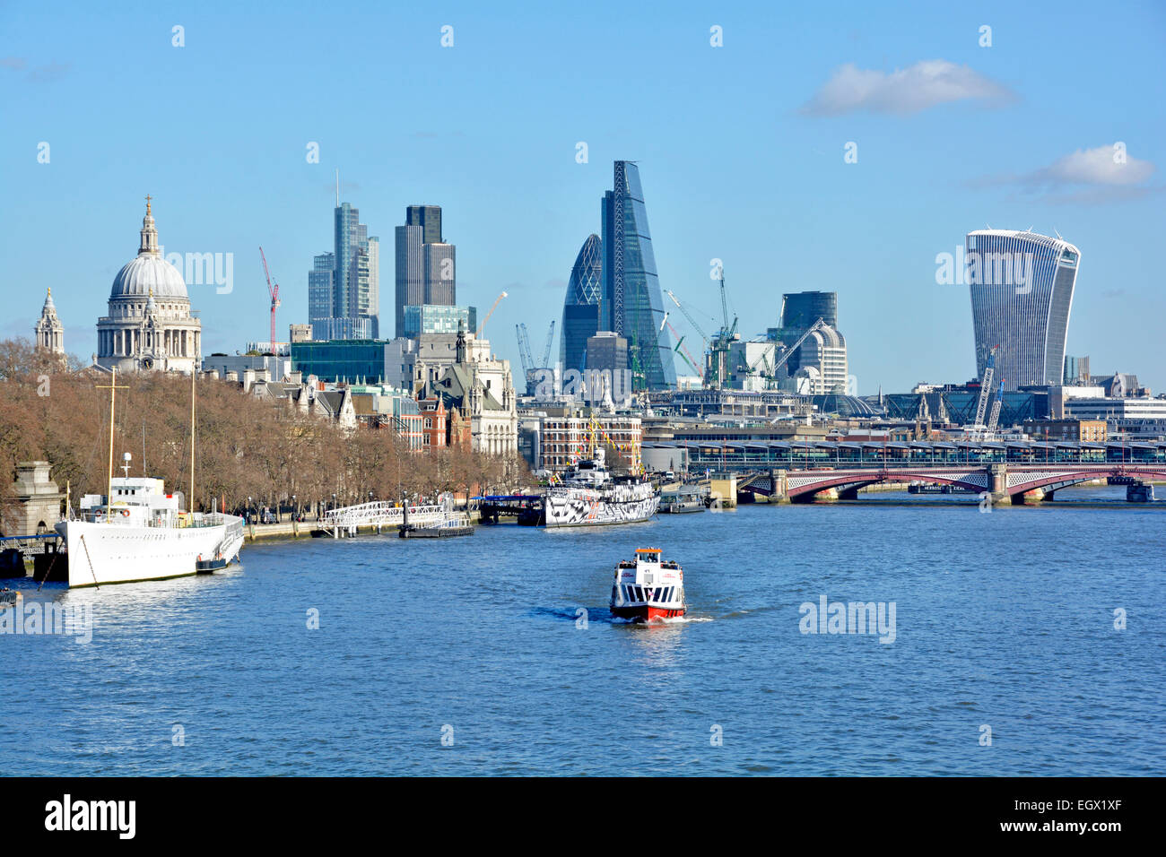River Thames & City of London skyline con l'edificio cheesegrater (più alto medio) e il walkie talkie edificio (estrema destra) Inghilterra England Regno Unito Foto Stock