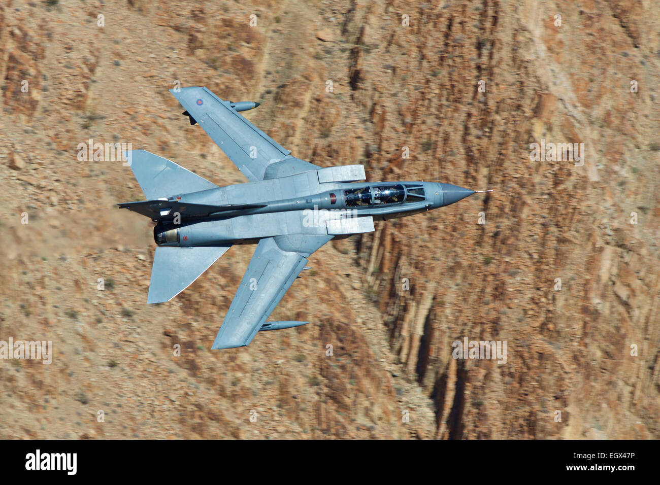 Royal Air Force Tornado GR4 battenti a basso livello attraverso una vallata desertica. Foto Stock