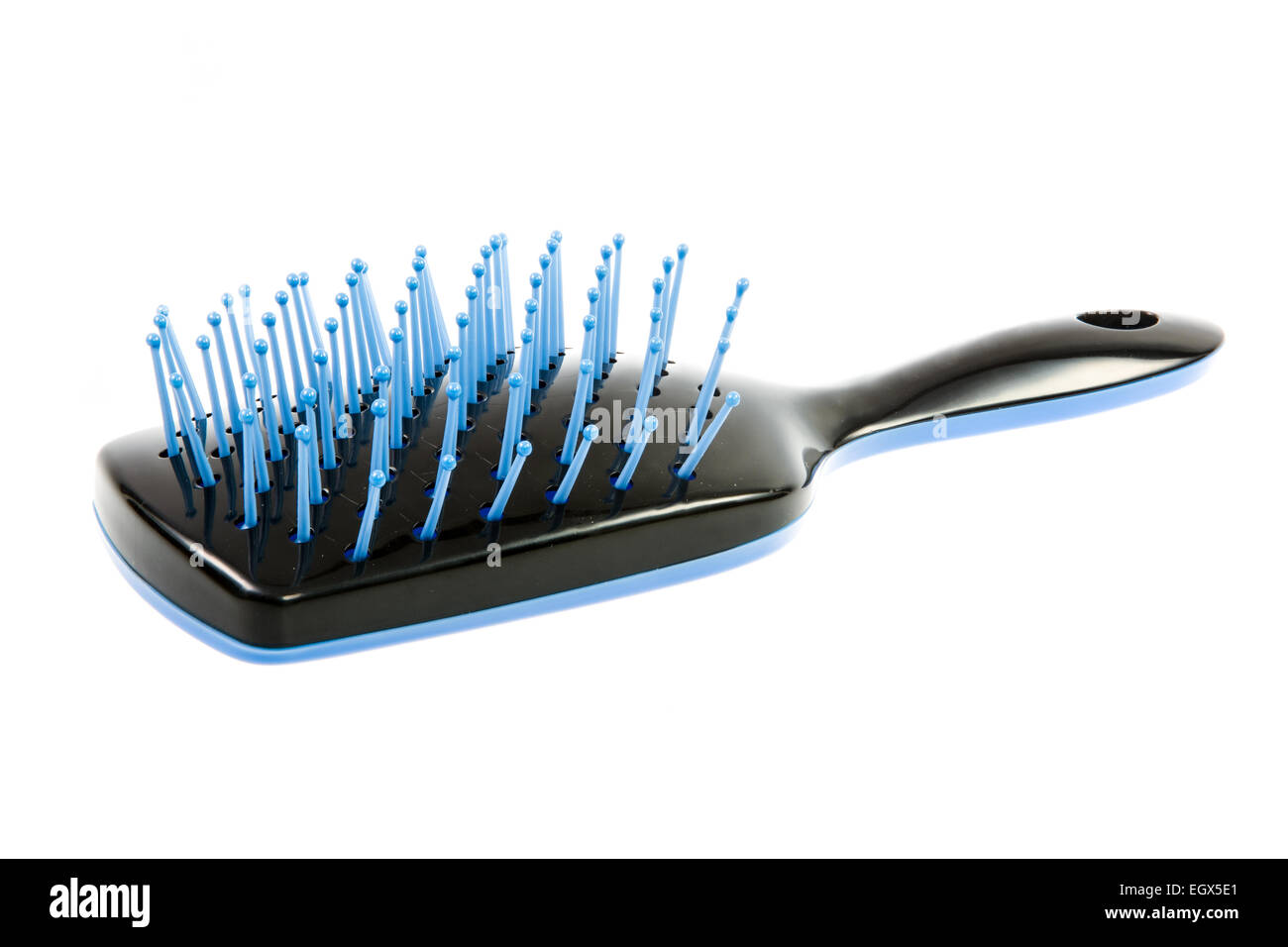 Primo piano di una spazzola per capelli neri isolati su bianco. Foto Stock