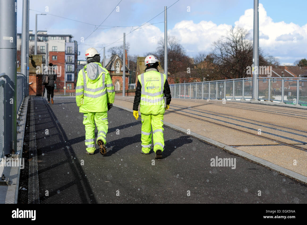 Nottingham, UK: 03 marzo 2015. Fase due test diurna si estende lungo la linea di Clifton a Compton Acres .NET stanno attualmente utilizzando il nuovo 'piattaforme Citadis' tram , nessuna data è stata annunciata per la fase due linea per essere aperta .Tram lavoratori cross Wilford ponte durante la tempesta di grandine. Credito: IFIMAGE/Alamy Live News Foto Stock