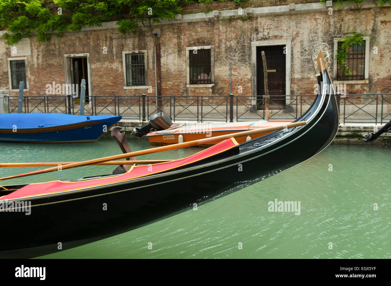 Primo piano di una gondola veneziana Foto Stock