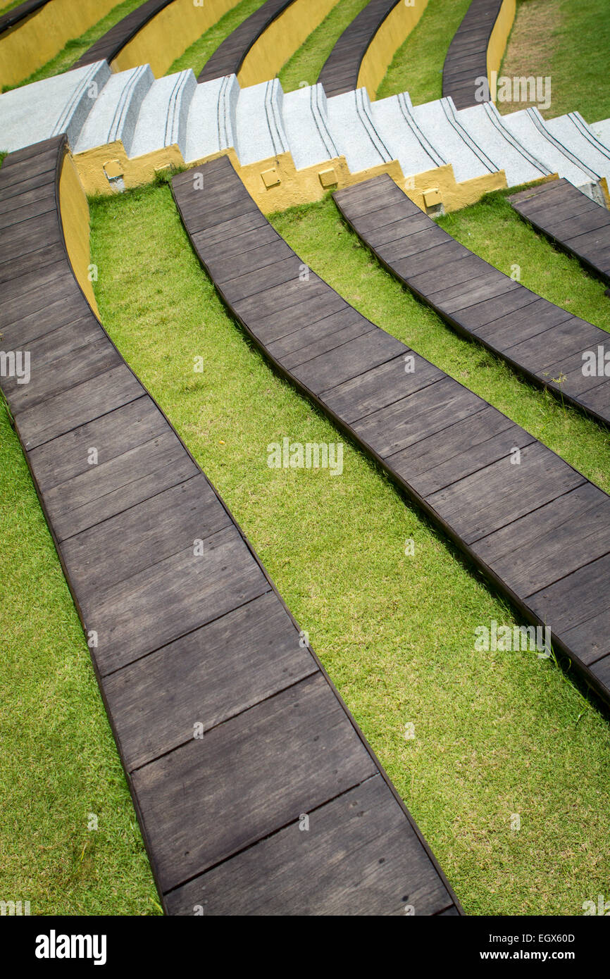 La curvatura di linee grigie su erba, attraversata da passaggi Foto Stock