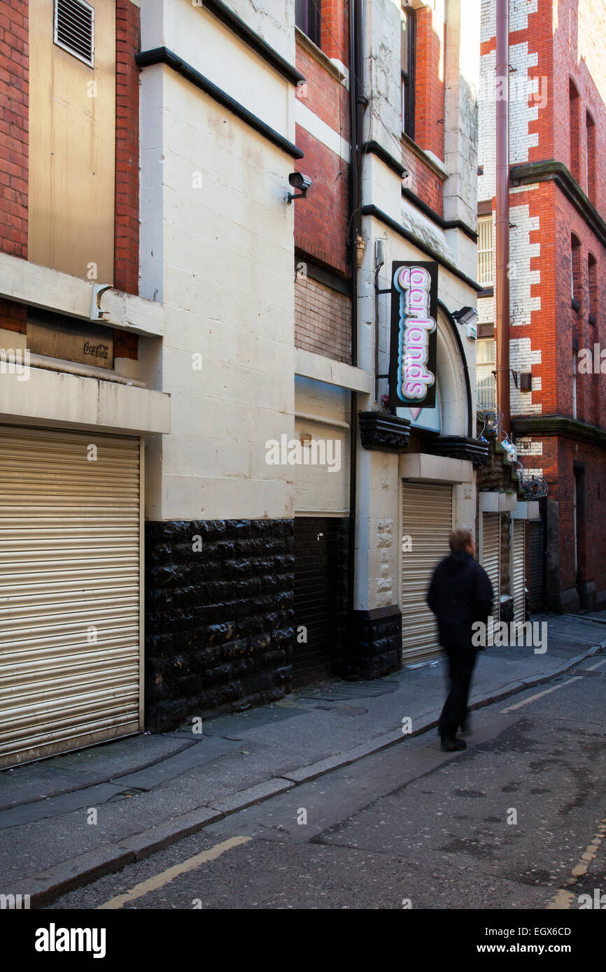 Eberle St, Liverpool, Merseyside Regno Unito 3 Marzo, 2015. La polizia del Merseyside ha atto a chiudere le discoteche. La polizia ha chiuso le ghirlande nightclub su Eberle street dopo drammaticamente storming locali dopo la droga raid da 140 polizia. Ghirlande non potrà impugnare una decisione del giudice di emettere il luogo con tre mesi di preavviso di chiusura prima di una revisione delle licenze della città popolare night club per gay. Credito: Mar fotografico/Alamy Live News Foto Stock