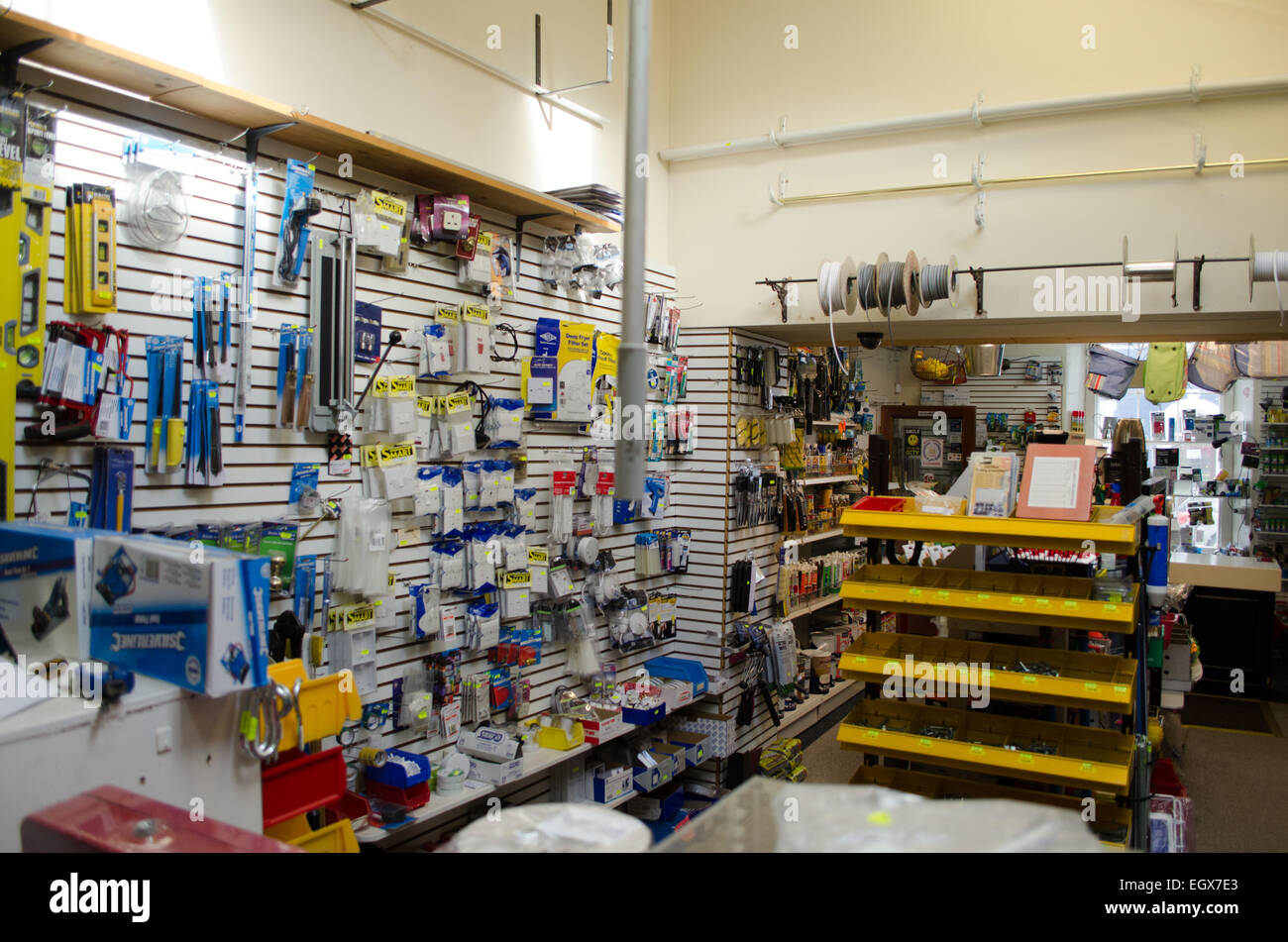 Immagine che mostra la parte interna di un hardware shop nel Galles Occidentale Foto Stock