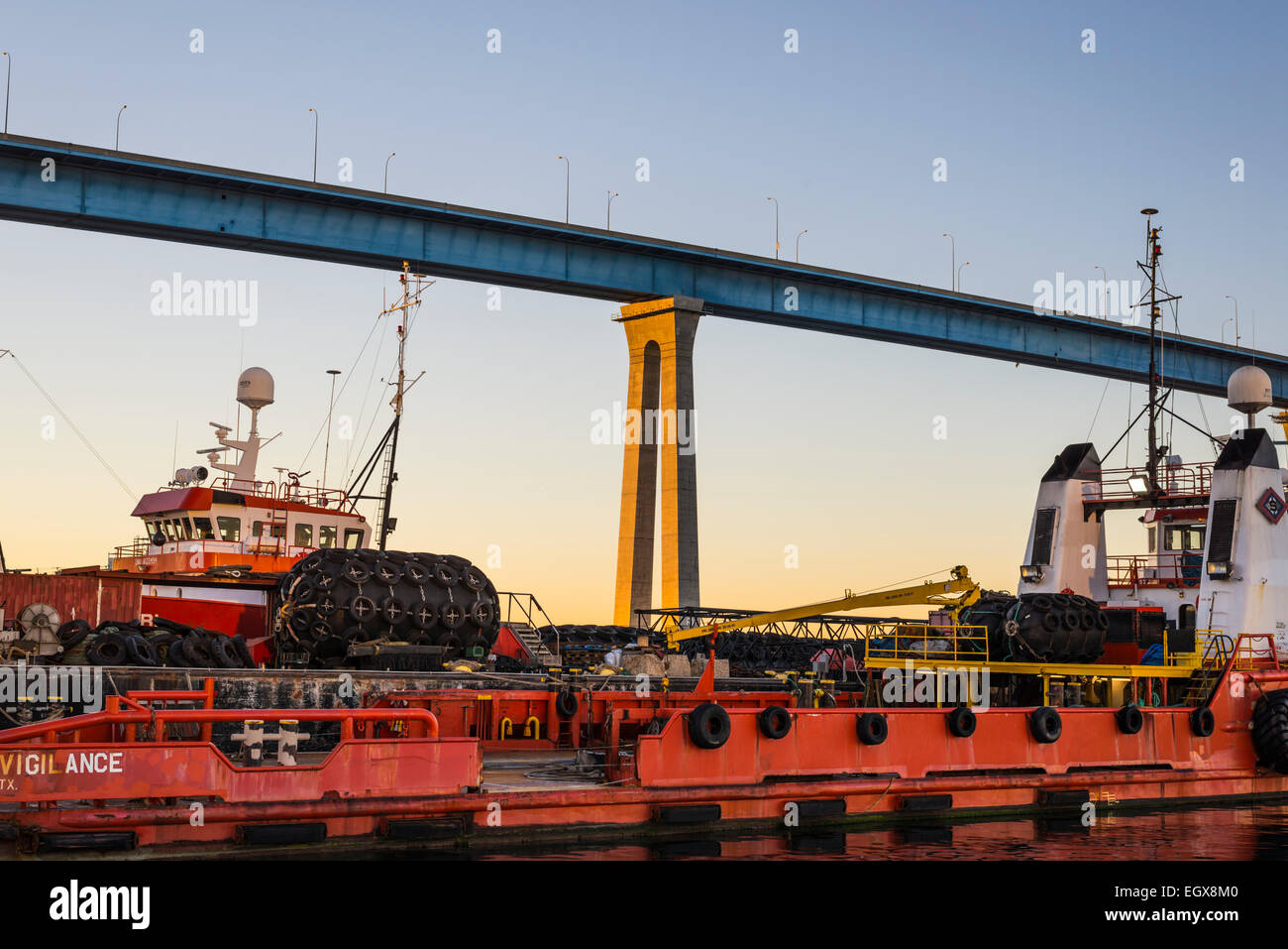 Il Rising Sun illuminare un grande sostegno concreto del Coronado Bridge. San Diego, California, Stati Uniti. Foto Stock