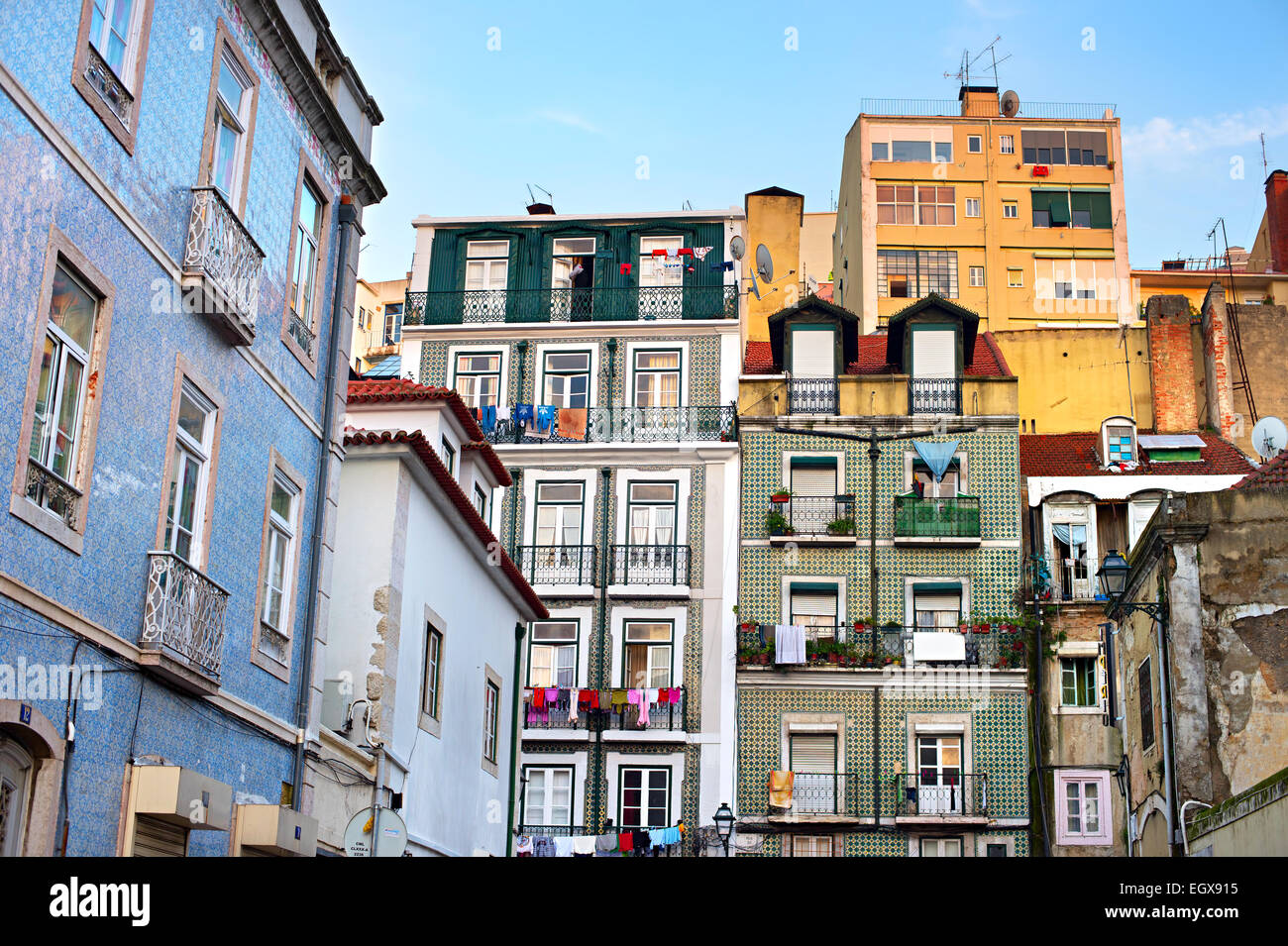 Edificio colorato del famoso quartiere di Alfama a Lisbona, Portogallo Foto Stock