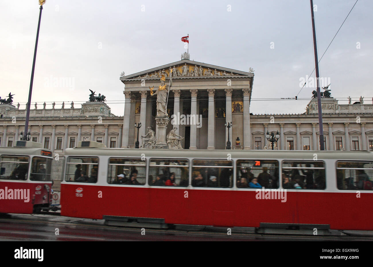 Una fermata del tram che passa il Parlamento austriaco edificio nella città capitale di Vienna, in Austria. Foto Stock