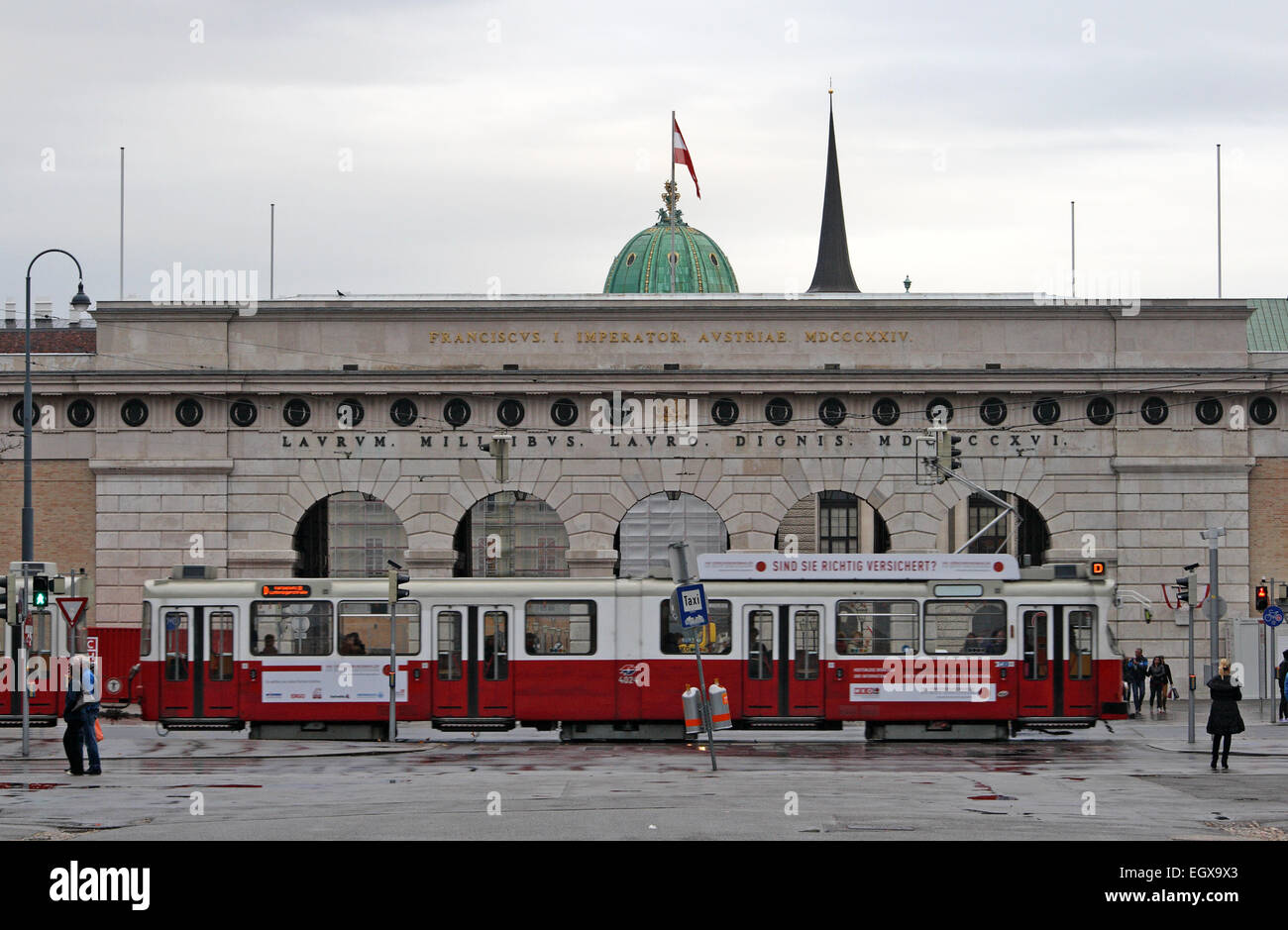 La fermata del tram nella capitale della città di Vienna, in Austria. Foto Stock