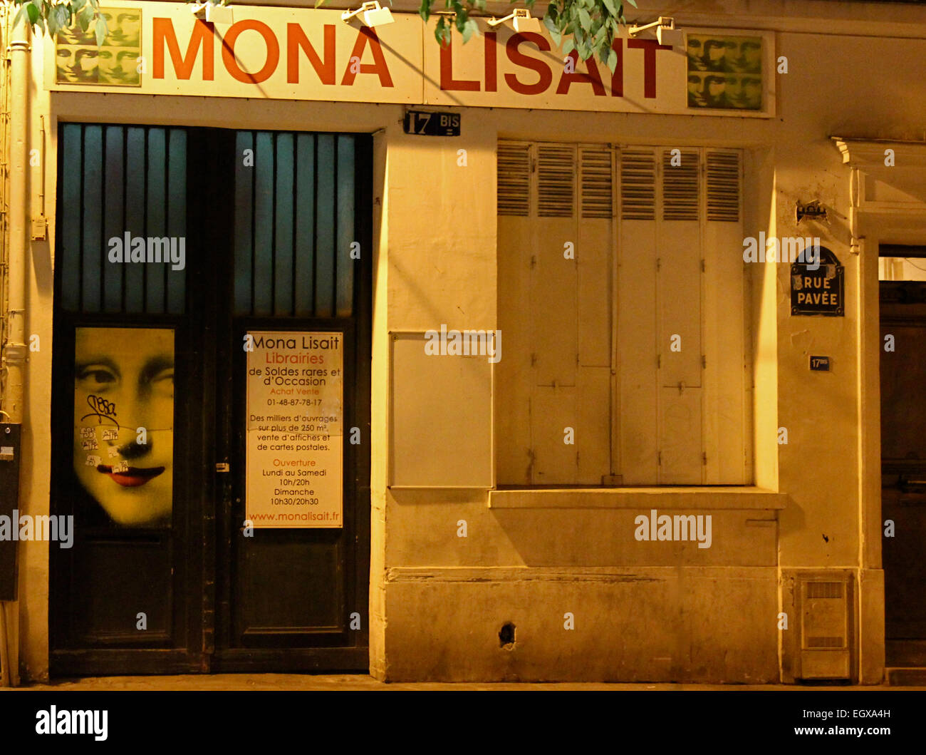 Bookstore di Parigi (area di Marais), il cui nome è il gioco di parole su Mona Lisa nome ('lisait" in francese significa 'read'--passato imperf. tesa). Foto Stock