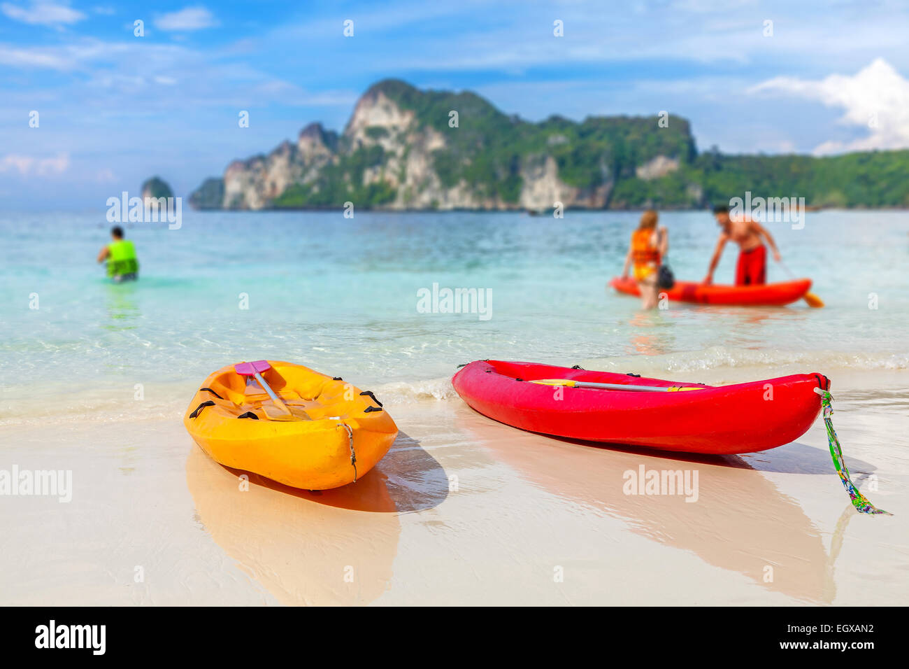 Kayak su una spiaggia tropicale, profondità di campo. Vacanze attive dello sfondo. Foto Stock