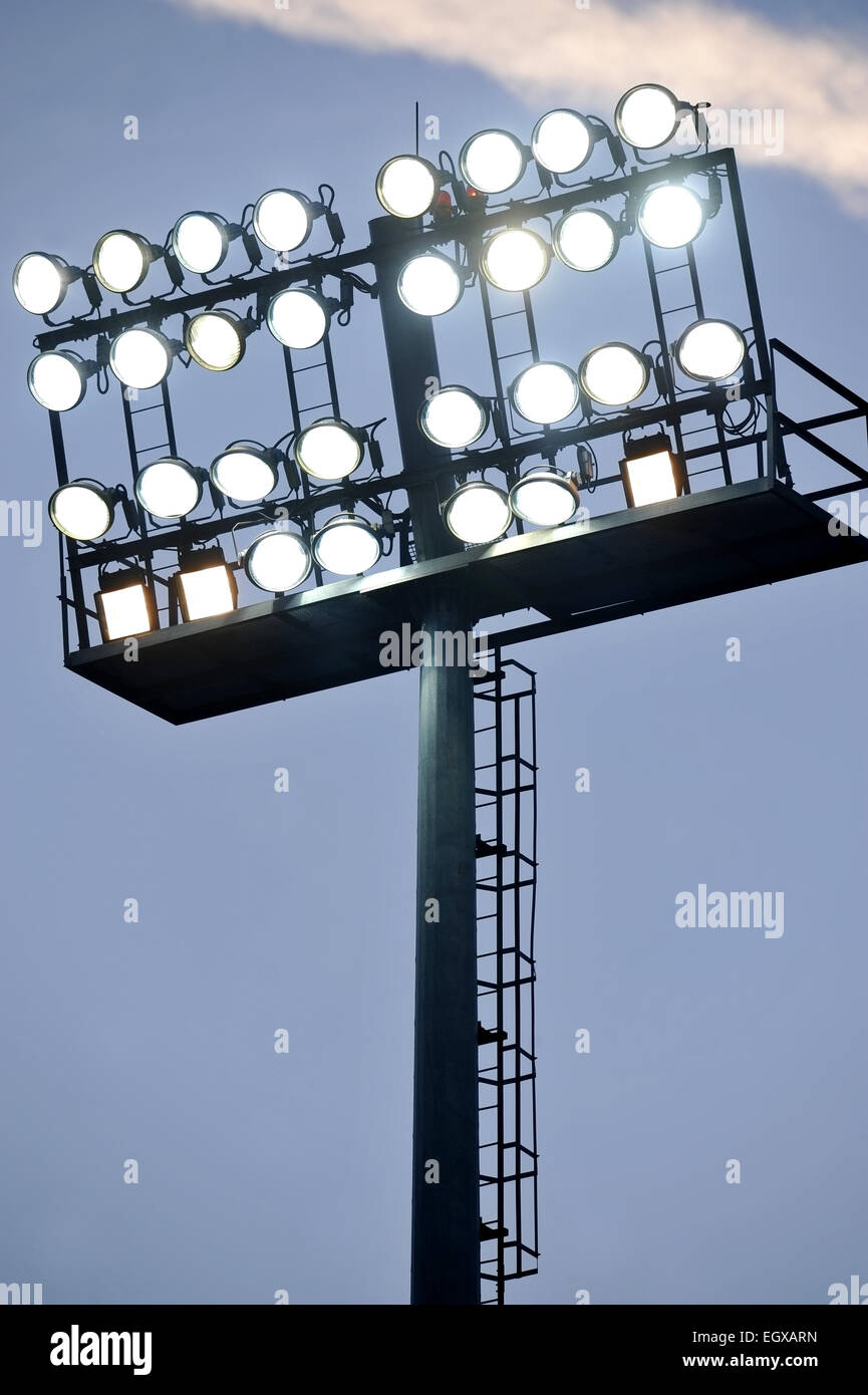 Stadio di calcio riflettori accesi al tramonto Foto Stock
