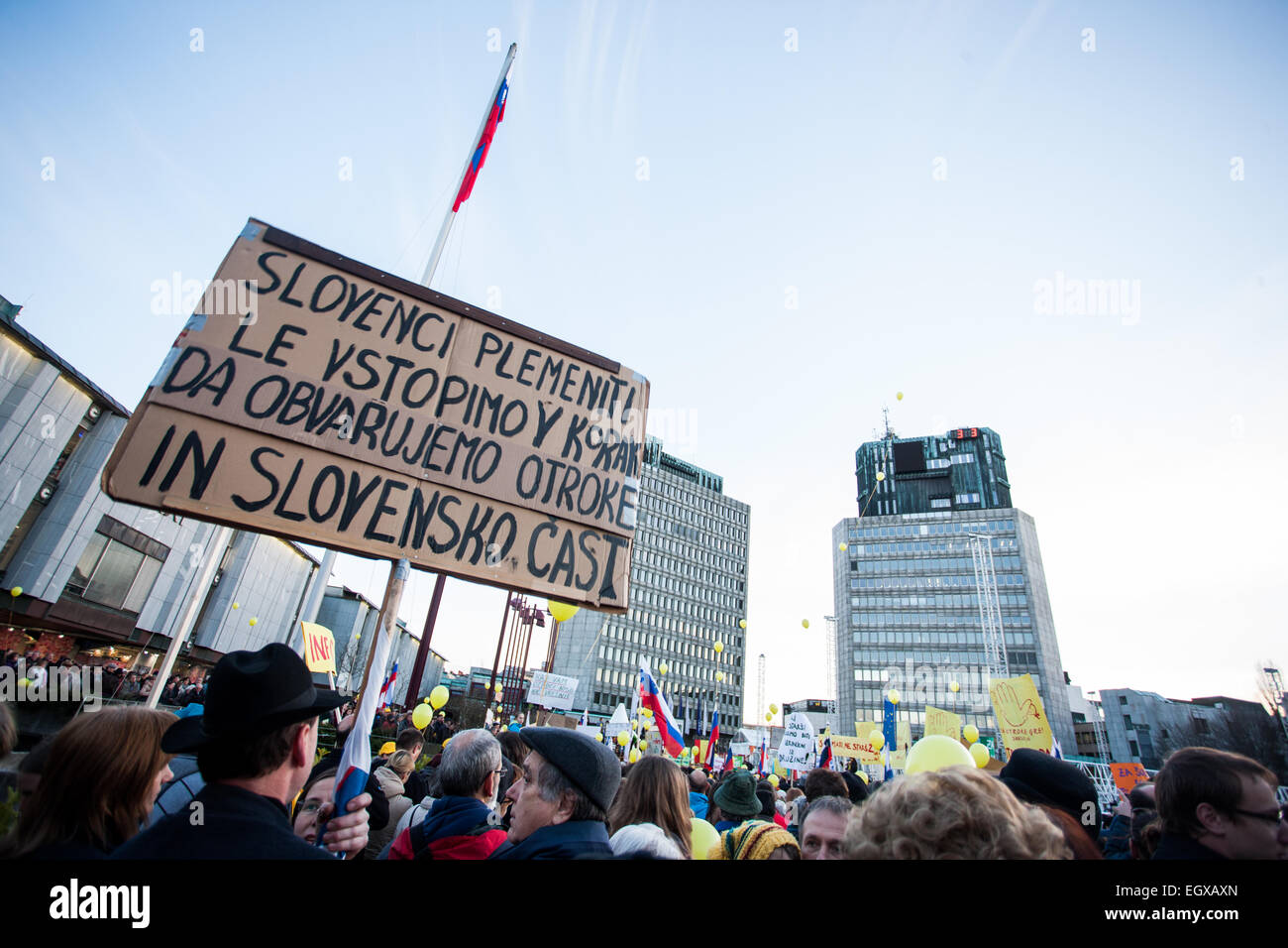 Manifestazioni di protesta contro la modifica del codice della famiglia nella legislazione slovena organizzato dalla cosiddetta Coalizione per i bambini in piazza della Repubblica davanti al palazzo del parlamento di Ljubljana. Foto Stock