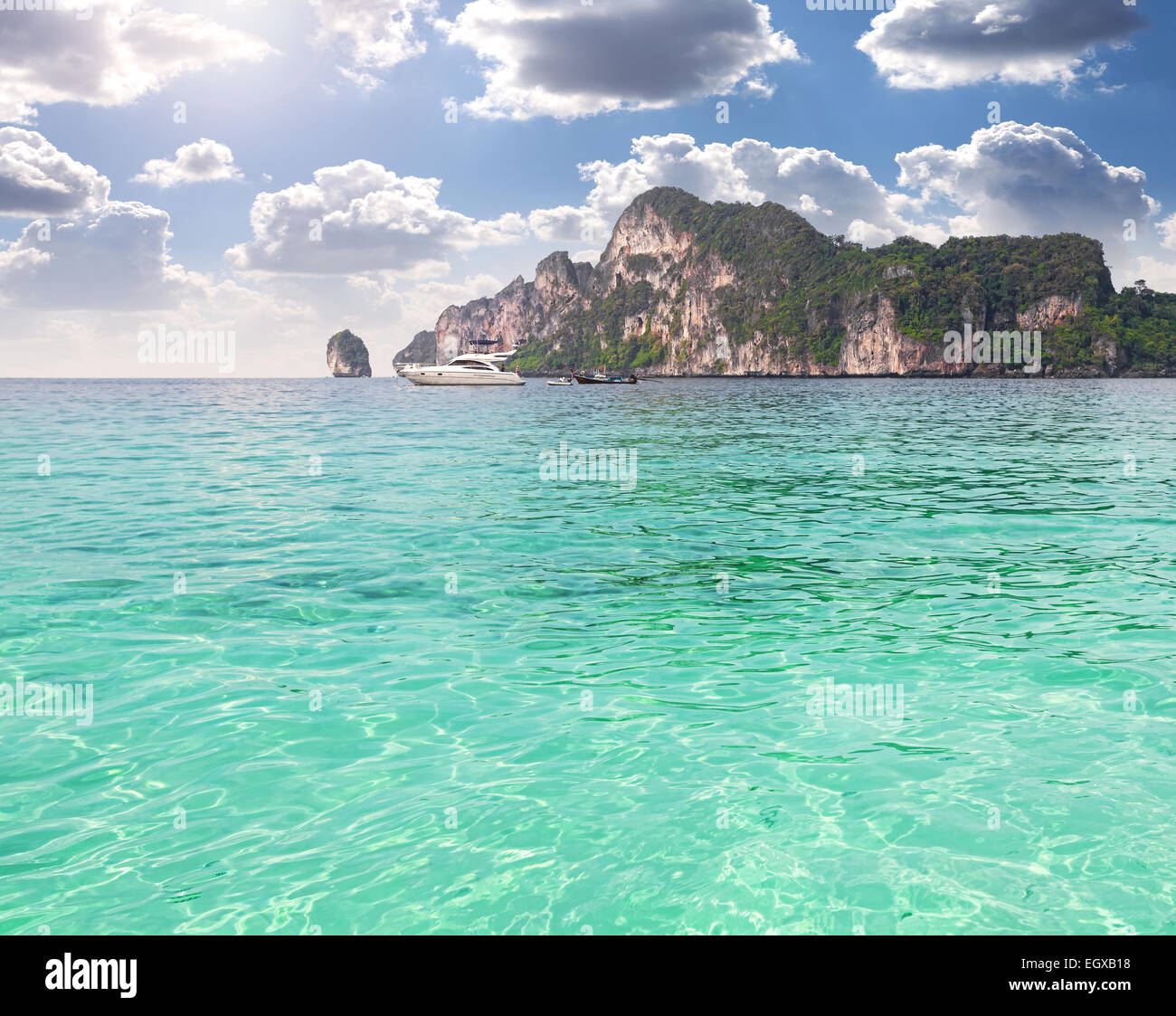 Isola Bella, natura sfondo con acqua limpida e blu cielo nuvoloso. Foto Stock