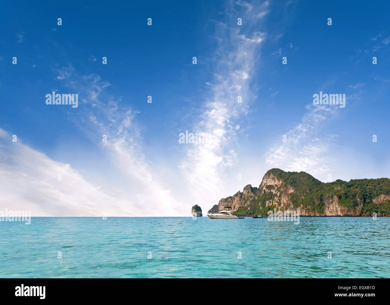 Isola Bella, natura sfondo con acqua limpida e blu cielo nuvoloso. Foto Stock