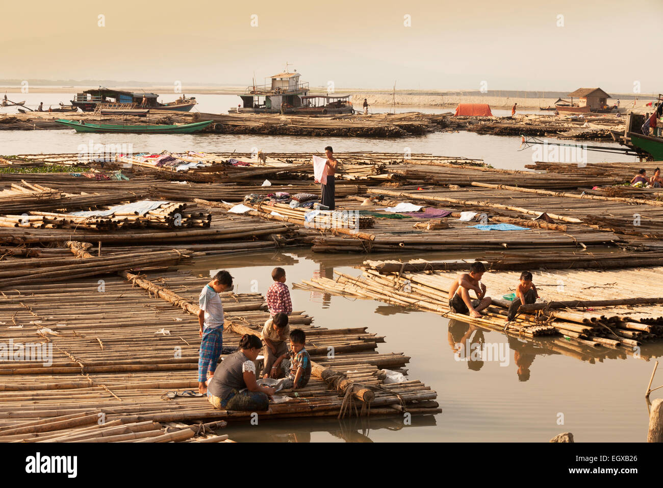 La popolazione locale e le famiglie di lavaggio e di mangiare dal fiume Irrawaddy ( Fiume Ayeyarwady ), Mandalay Myanmar ( Birmania ), Asia Foto Stock