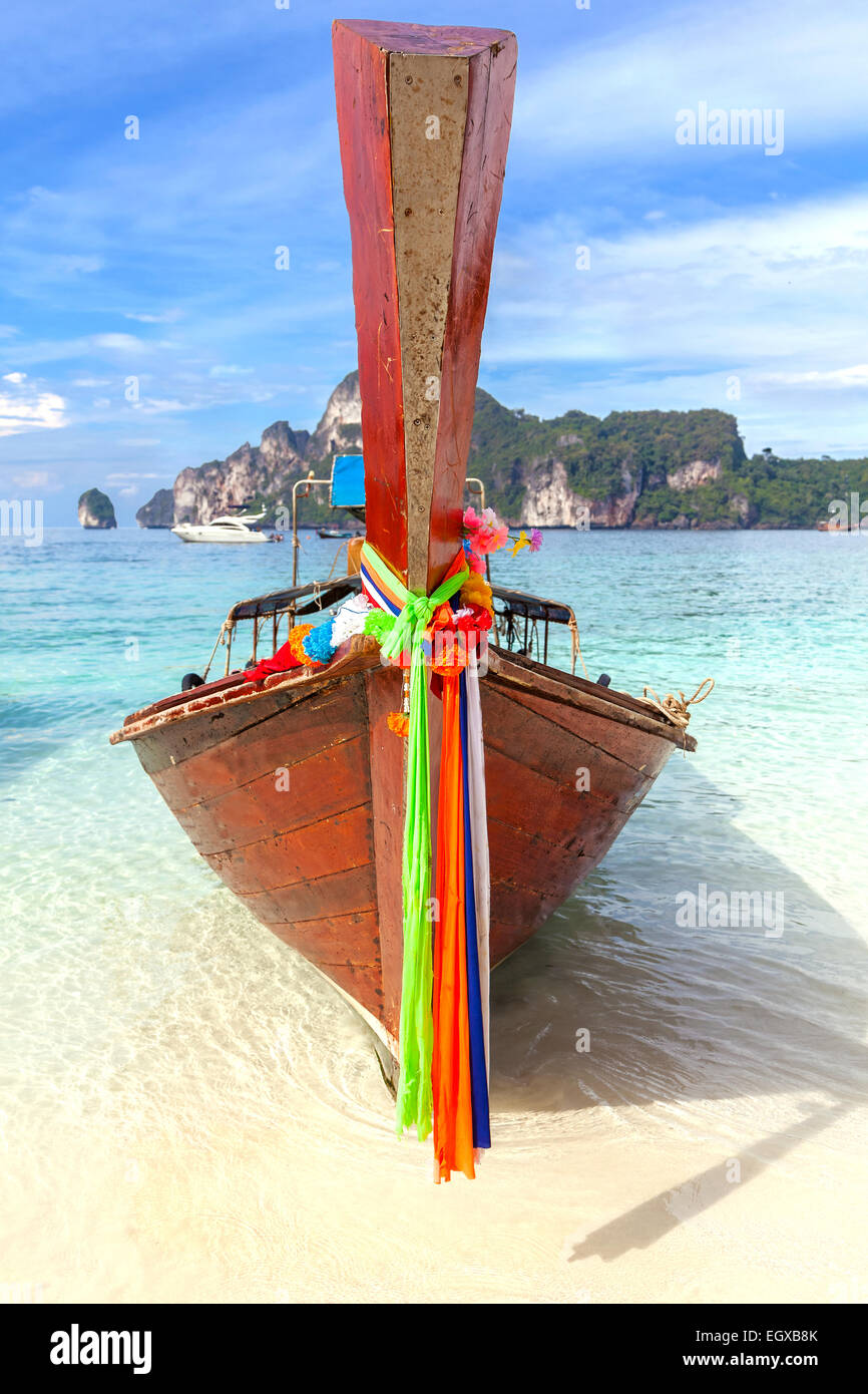 Vecchia barca di legno tradizionale su un isola tropicale in Thailandia. Foto Stock