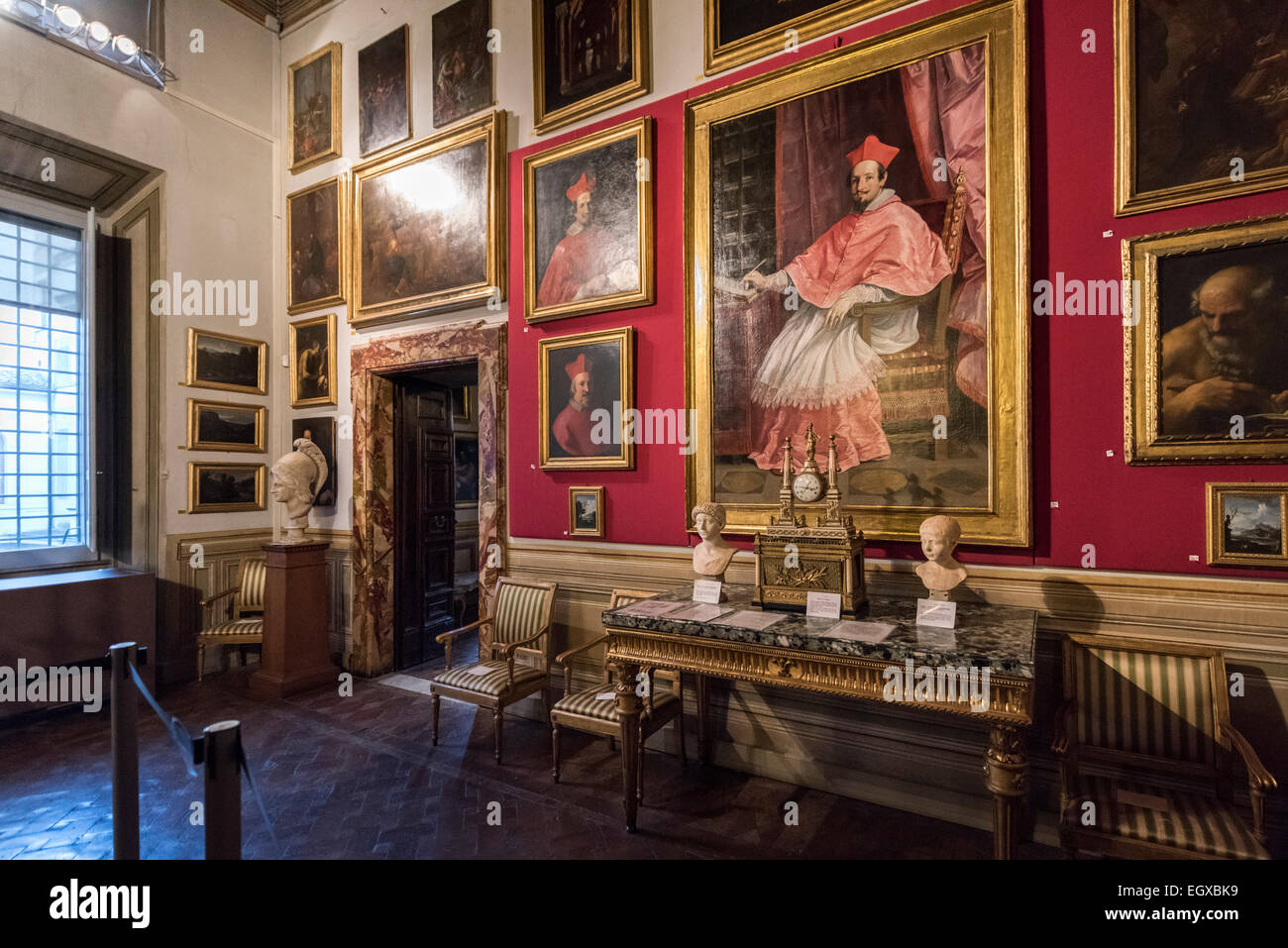 Roma. L'Italia. Galleria Spada, ex XVII C residenza del cardinale Bernardino Spada (raffigurato nella grande pittura). Foto Stock