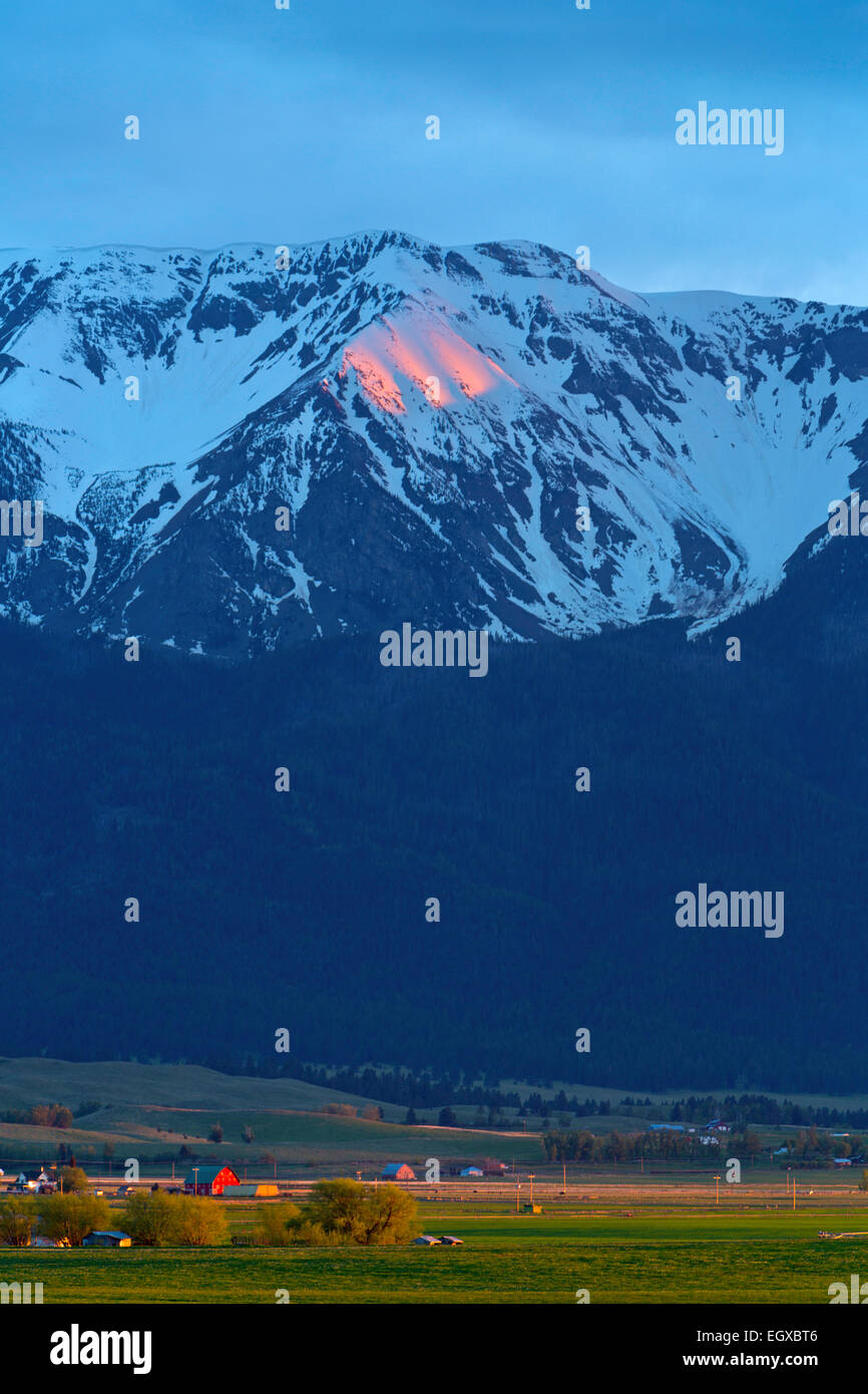 Un granaio rosso al di sotto della Wallowa Mountain Range in Eastern Oregon vicino a Giuseppe. Stati Uniti d'America Foto Stock