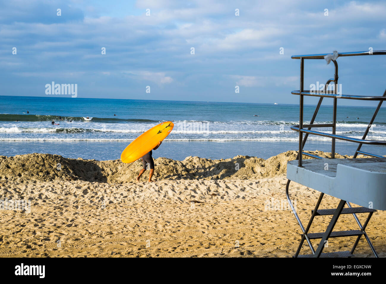 Surfisti a spiaggia di tormalina in una mattinata d'inverno. San Diego, California, Stati Uniti. Foto Stock