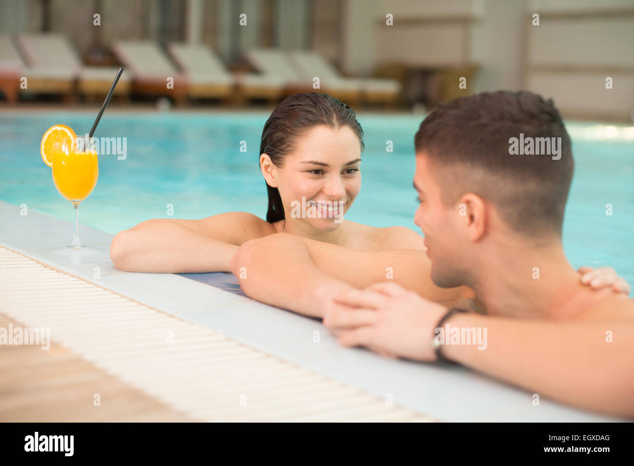 Coppia giovane rilassante in piscina Foto Stock