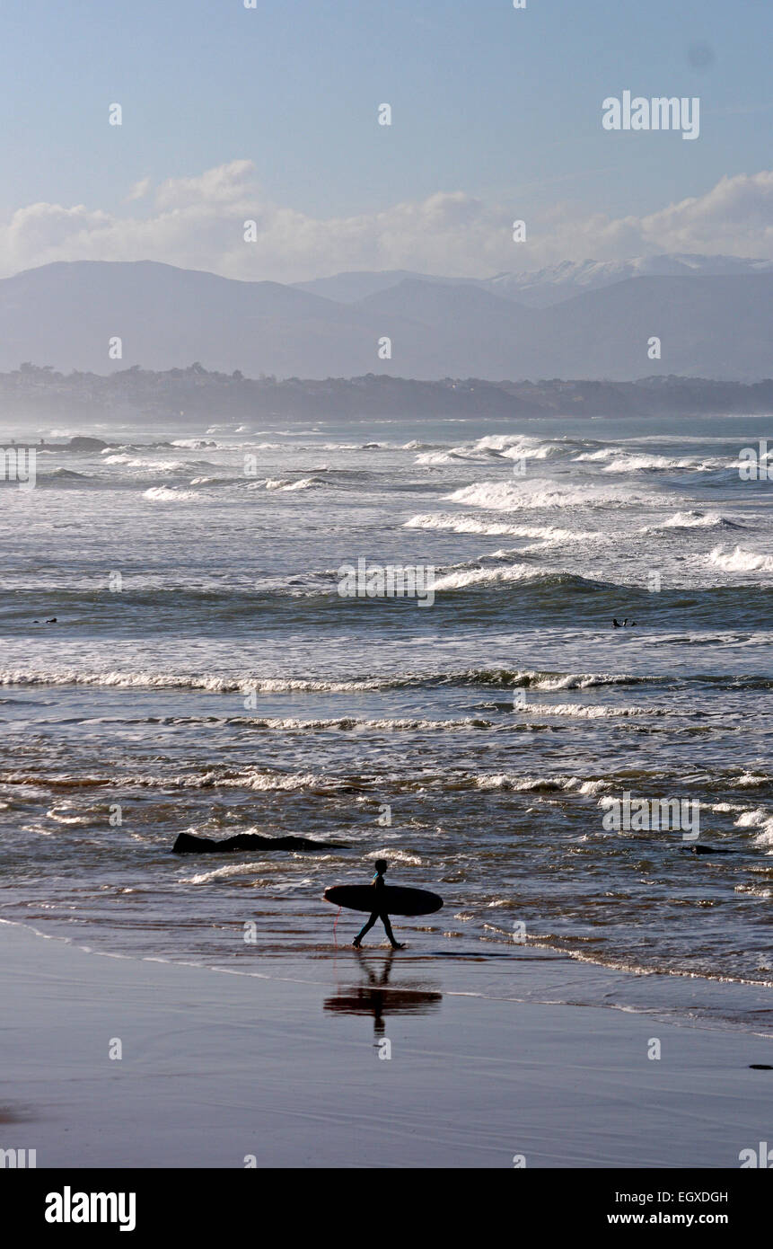 Un surfista solitario in Biarritz, nella regione basca di sud-ovest della Francia. Foto Stock