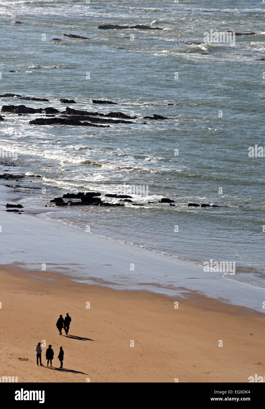 La gente camminare sulla spiaggia di Biarritz, nella regione basca di sud-ovest della Francia. Foto Stock