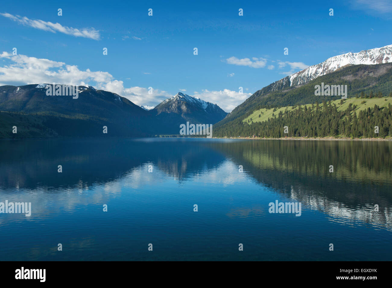 Una riflessione di Wallowa lago al mattino. Oregon. Stati Uniti d'America Foto Stock