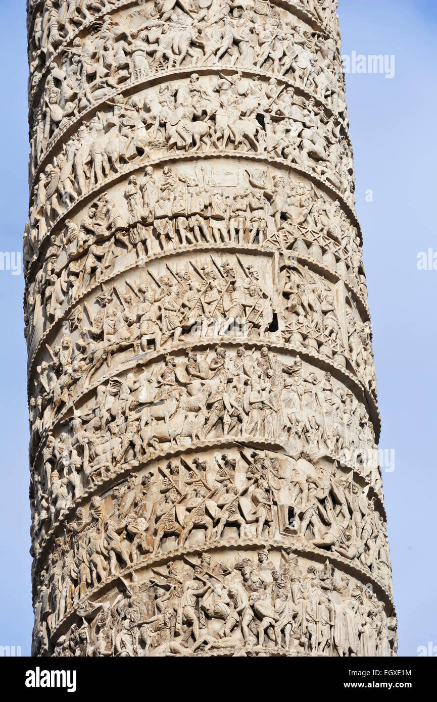 Close up di bas rilievi di vittorie romane su un alta colonna noto come Marco Aurelio in Piazza Colonna, Roma, Italia. Foto Stock