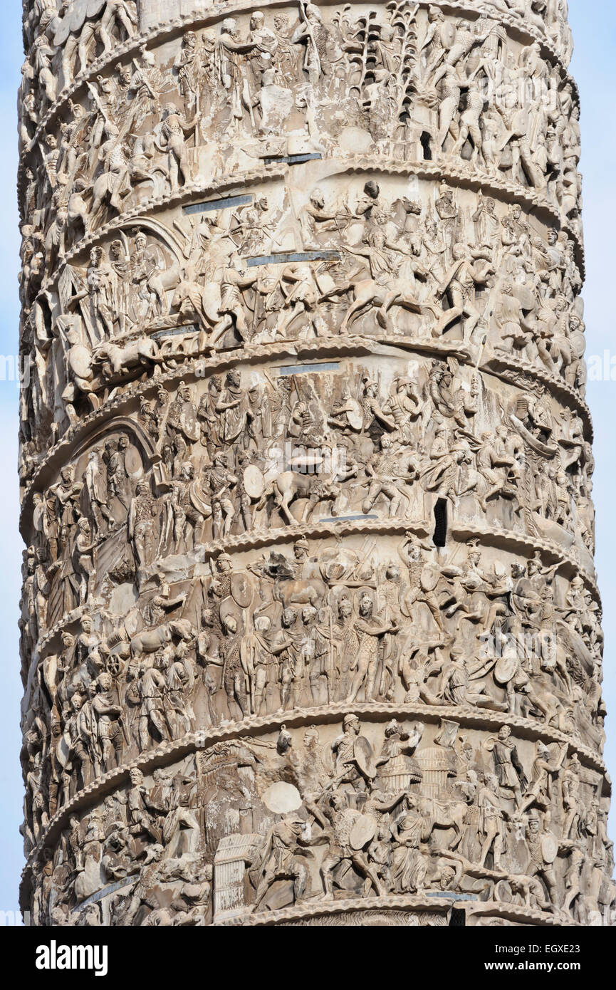 Close up di bas rilievi di vittorie romane su un alta colonna noto come Marco Aurelio in Piazza Colonna, Roma, Italia. Foto Stock