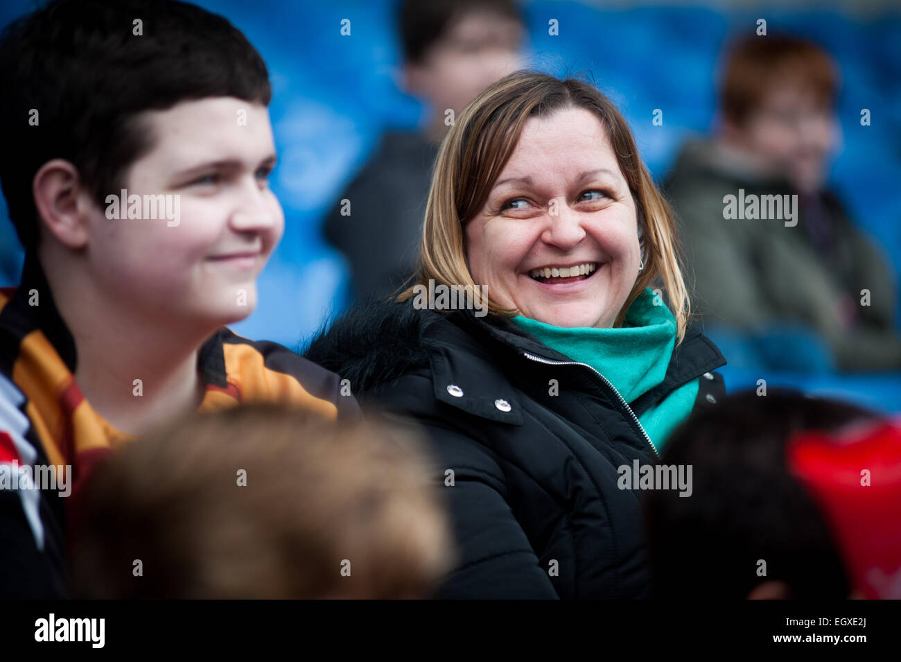 La famiglia a Londra il gallese v London Irish Aviva Premiership partita di rugby su St Davids Day (1 marzo 2015) Foto Stock