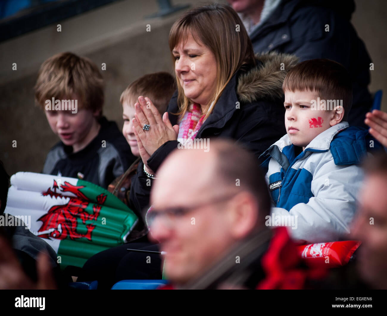 Pix of Welsh sostenitori a Londra il gallese v London Irish Aviva Premiership partita di rugby su St Davids Day (1 marzo 2015) Foto Stock