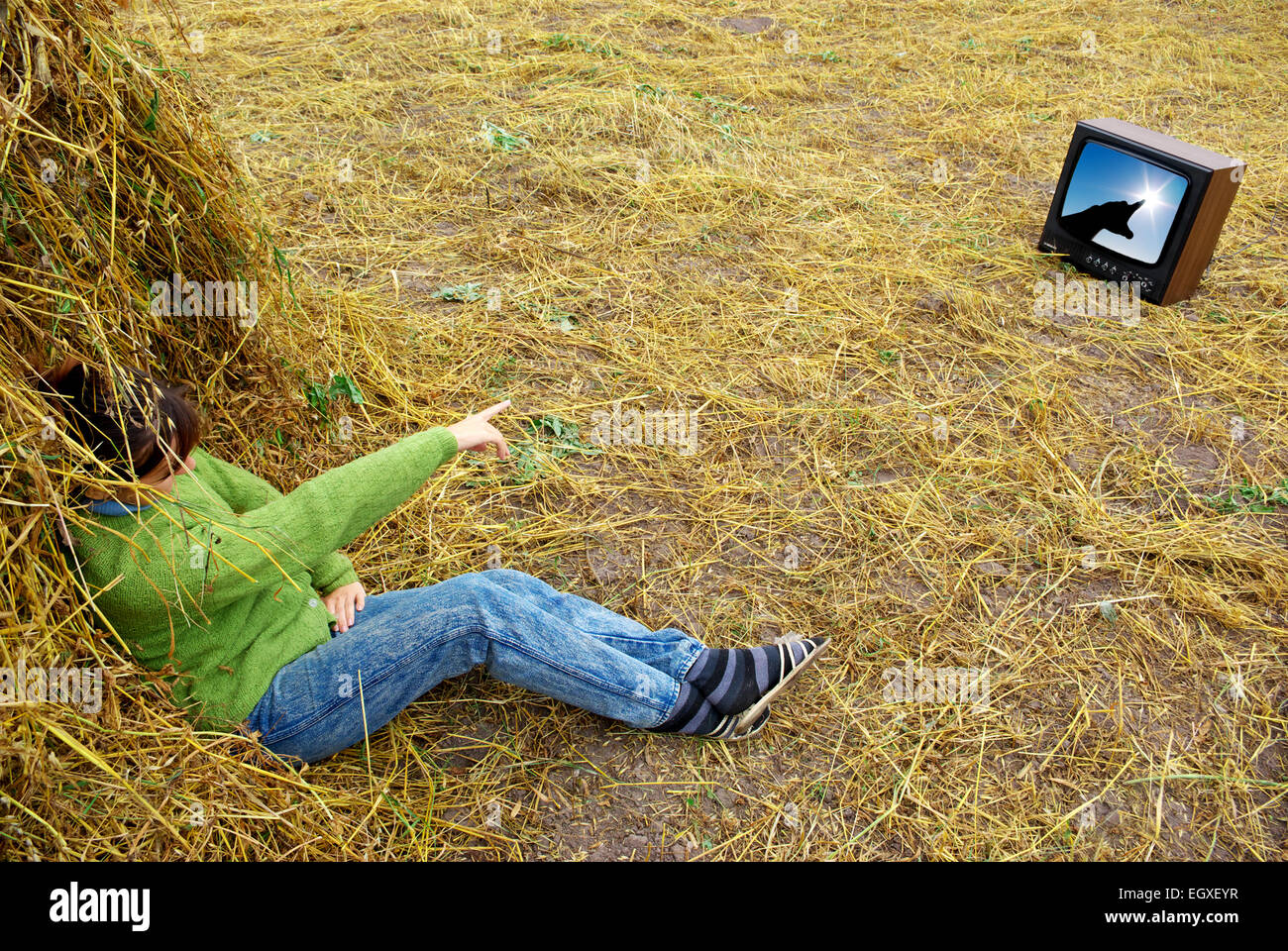 Ragazza del fieno per guardare la tv. Progettazione Concettuale. Foto Stock
