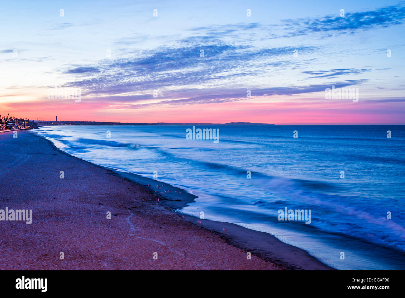 Alba sull'oceano vista dal molo Oceanside. Oceanside, California, Stati Uniti. Foto Stock