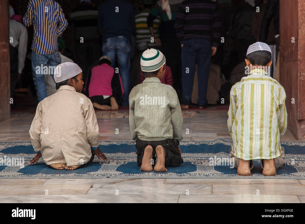 Giovani Musulmani che i ragazzi che frequentano le preghiere del venerdì, Jama Masjid moschea, Fatehpur Sikri, Agra, Uttar Pradesh, India Foto Stock