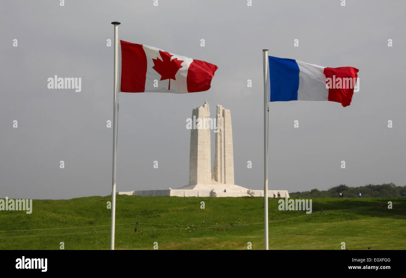 Canadian & French bandiere della Canadian National Vimy Memorial. Mémorial national du Canada à Vimy Foto Stock