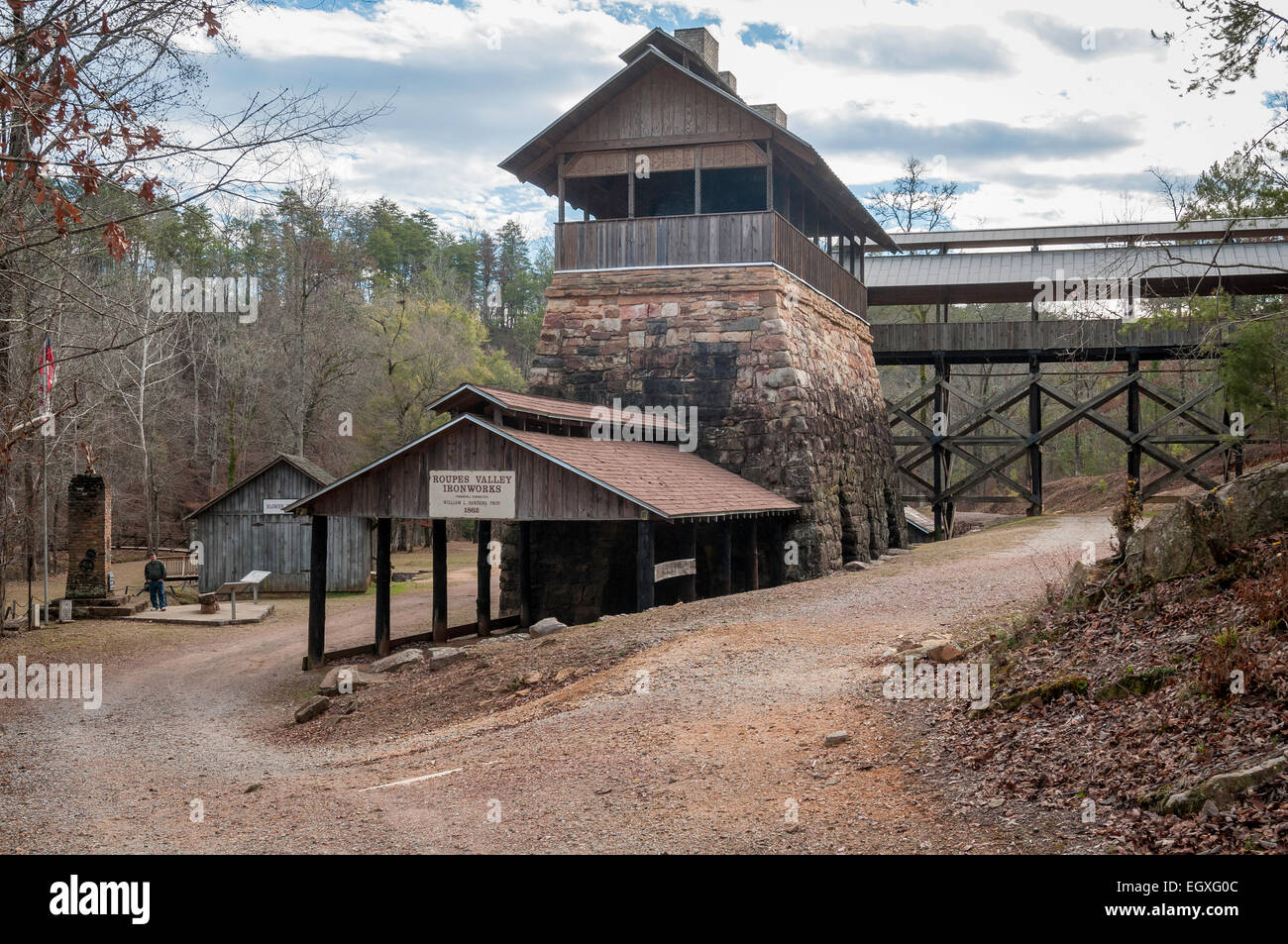 Una vista del forno, casa del ventilatore e ponte di carica a Tannehill Ironworks storico stato parco vicino McCalla, Alabama Foto Stock