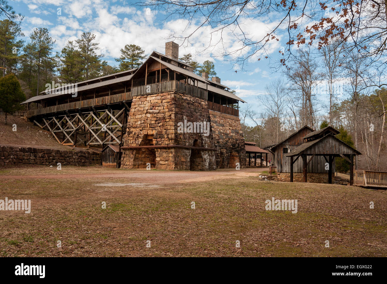 Vista della tettoia di colata, forno n. 1 e la casa del ventilatore in Tannehill storico stato parco,McCalla, Alabama ,USA Foto Stock