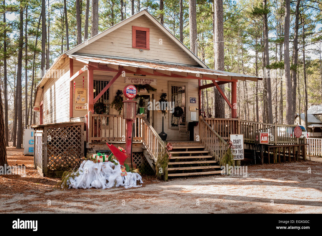 Il vecchio negozio di camp e firmare in posizione per il camp la registrazione al sito a Tannehill storico stato parco vicino McCalla, Alabama Foto Stock