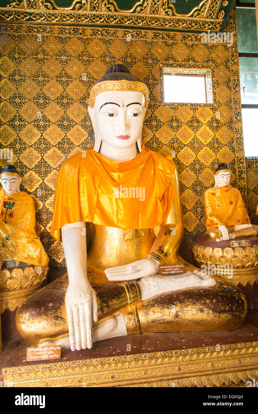 Statua del Buddha Shwedagon pagoda stupa principale gold dome a cupola buddismo buddisti monumento santa religione del sito religioso myamnar di Yangon Foto Stock