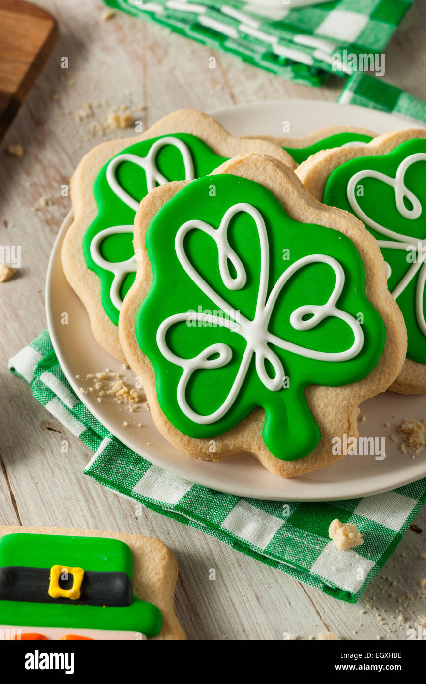 Trifoglio di verde Il giorno di San Patrizio Cookies pronto a mangiare Foto Stock