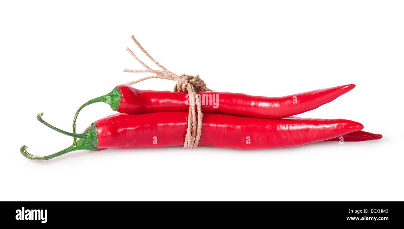 Peperoncino rosso legato con una corda isolato su sfondo bianco Foto Stock