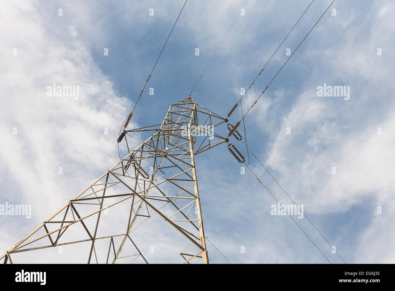 La torre di trasmissione sul cielo blu sullo sfondo Foto Stock