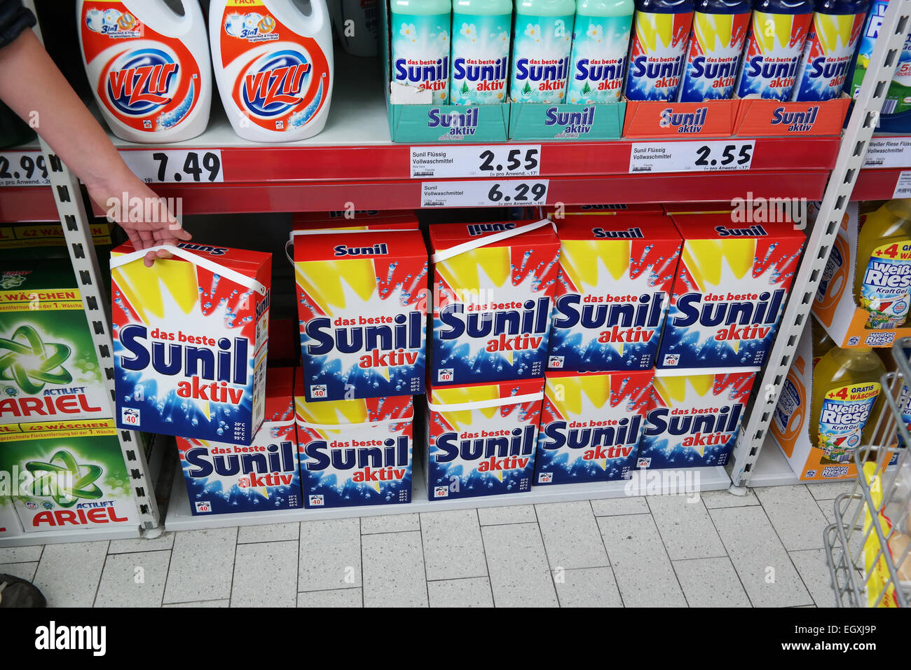 Germania - Febbraio 2015: Sunil a detergenti per la pulizia di indumenti a Unilever brand in un ipermercato Kaufland in Germania Foto Stock