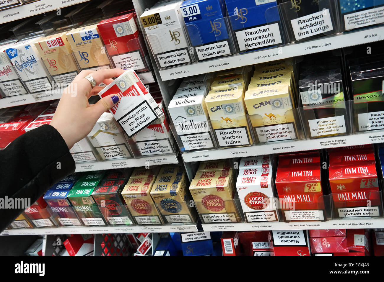 MEPPEN, Germania - Febbraio 2015: pacchetti di sigarette con l'avvertenza: il fumo è letale, in un supermercato Kaufland Foto Stock