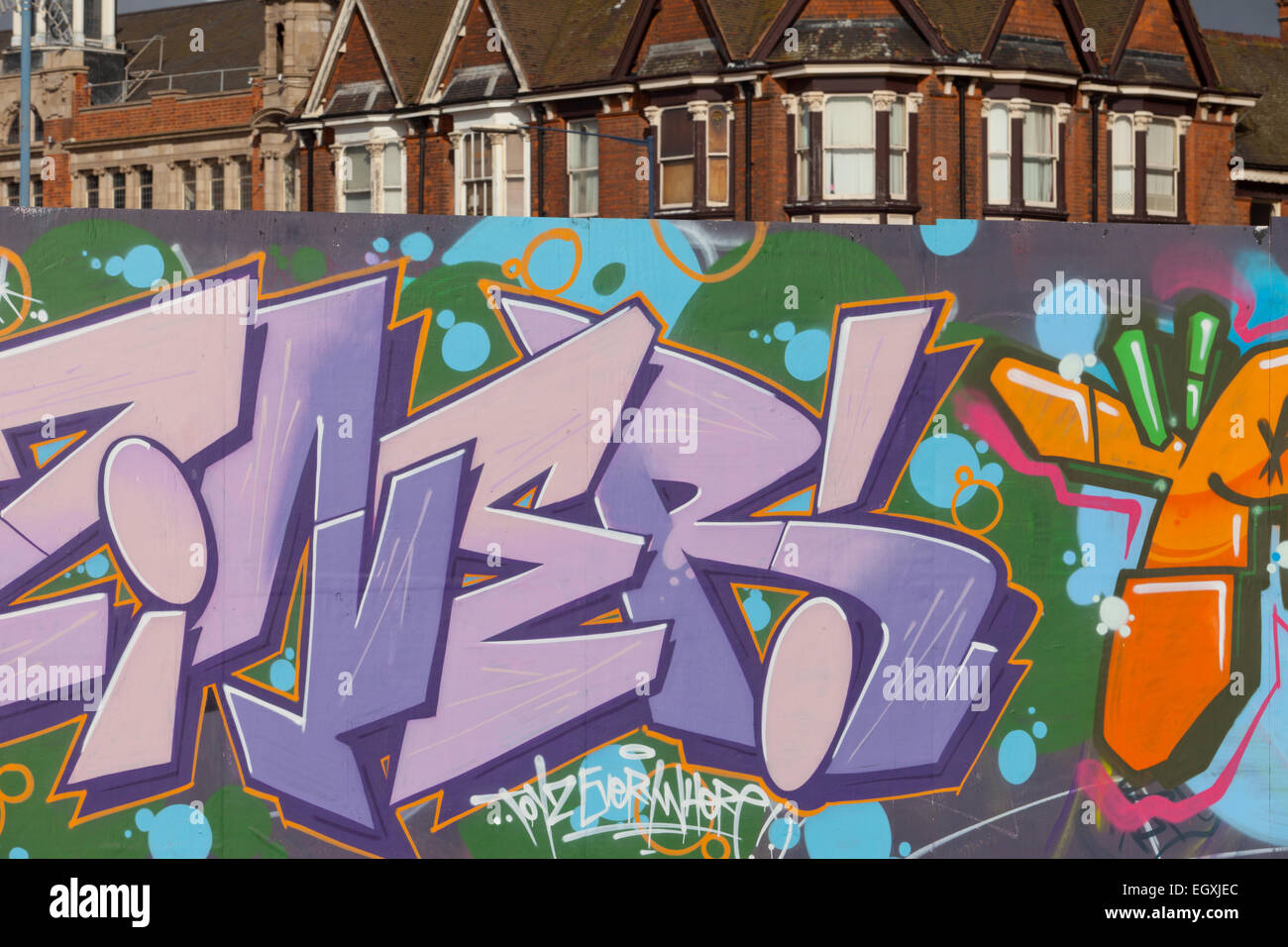 Graffiti sui muri e cartelloni, particolarmente elevate e grafica di qualità tecnica, Digbeth, Birmingham, Regno Unito Foto Stock